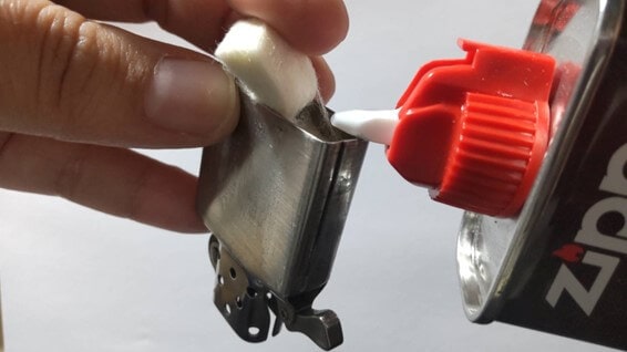 ジッポー（ZIPPO）・オイルライターへのオイルの入れ方・頻度